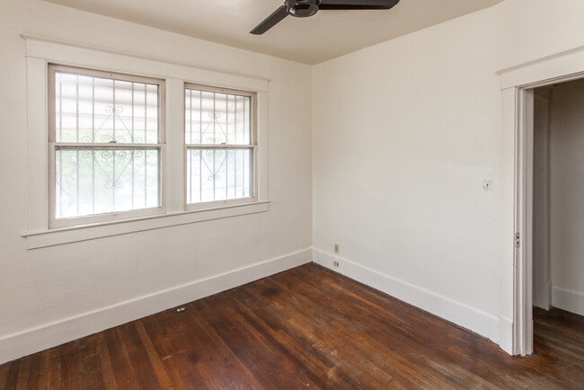 Building Photo - EDo BRICK BUNGALOW 1/BD 1/BA 1/CG