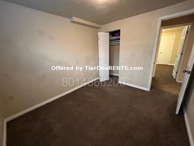 Building Photo - This property offers a NO DEPOSIT option available for qualified renters!