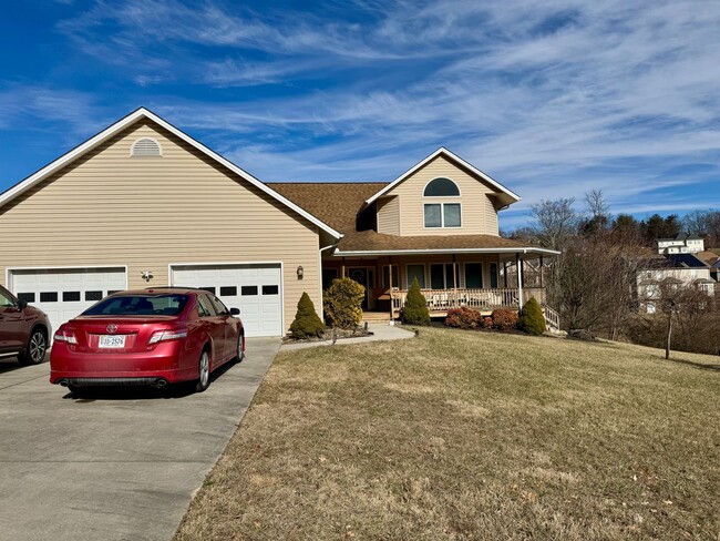 Building Photo - Spacious Two-Story Home in Blacksburg