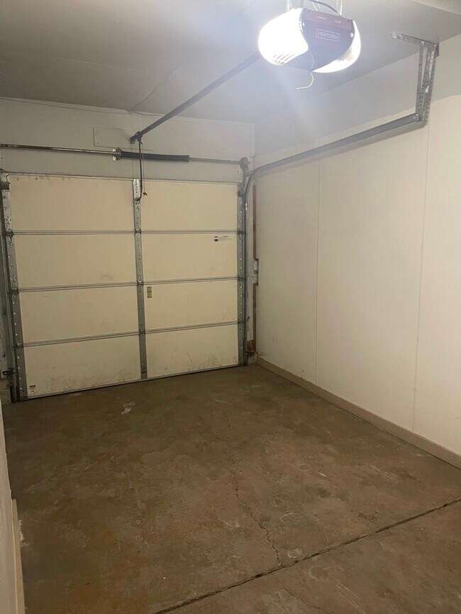 Building Photo - 533 Darlene Ln