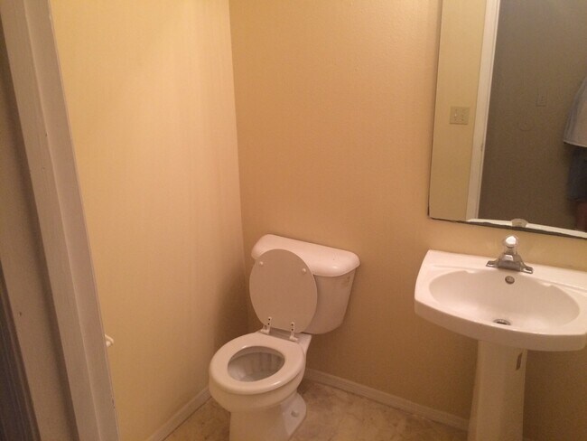 Building Photo - Spacious 4 Bed Pool Home!!!