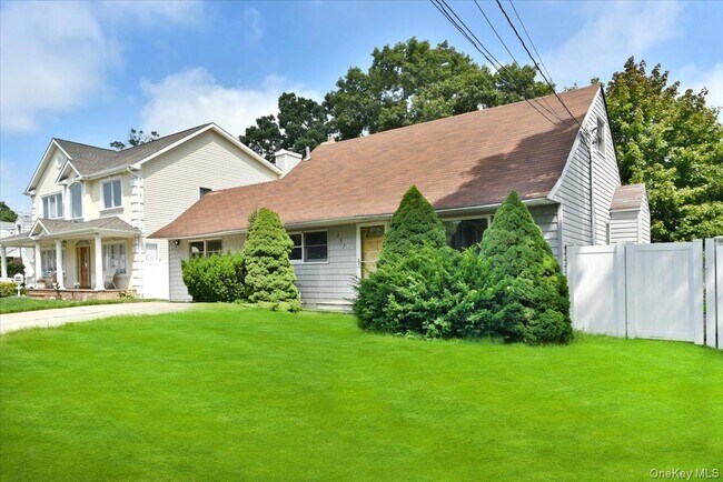 Building Photo - 257 Maple St