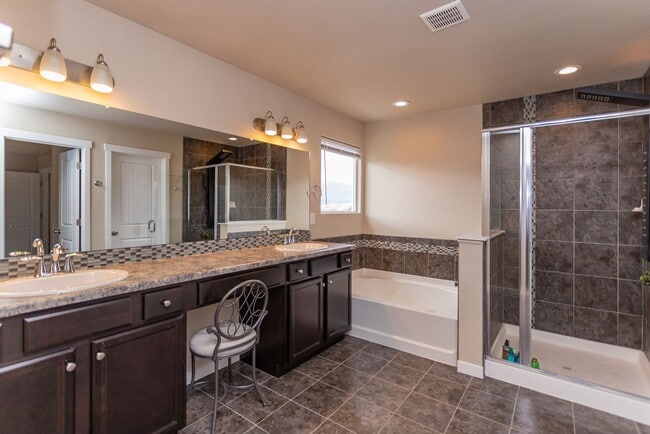 Building Photo - Beautiful Home with Stunning Views!