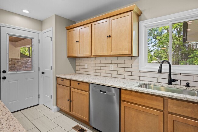 Building Photo - 910 Windlau Ct