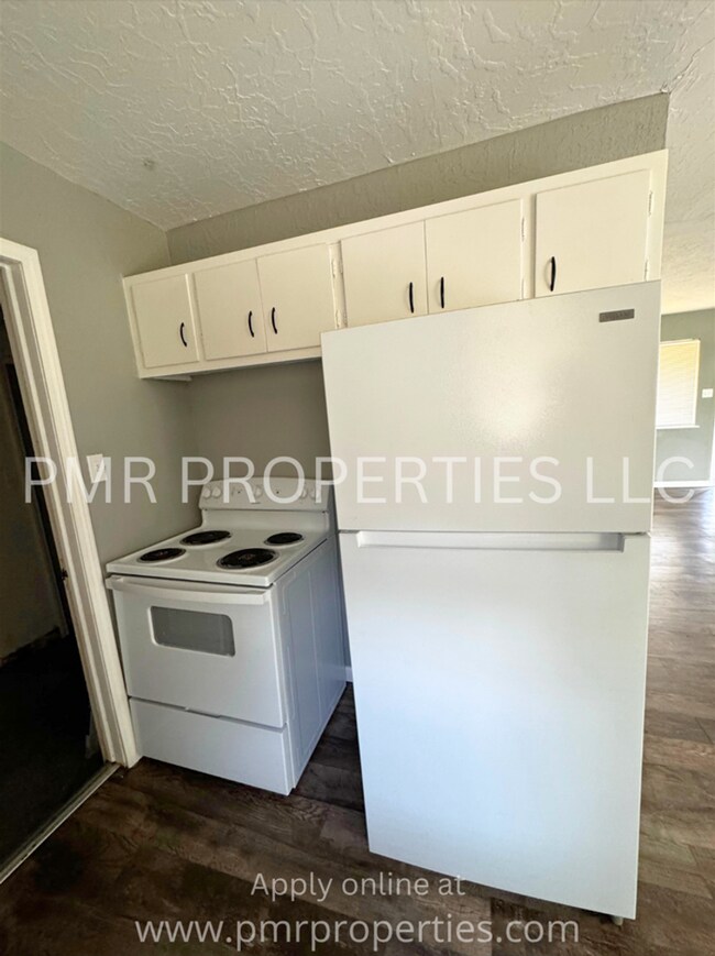 Building Photo - 3 Bed 2 Bath - House