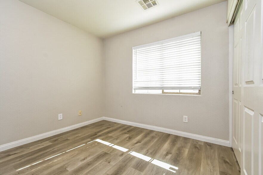 Building Photo - 3577 Chelsea Grove St