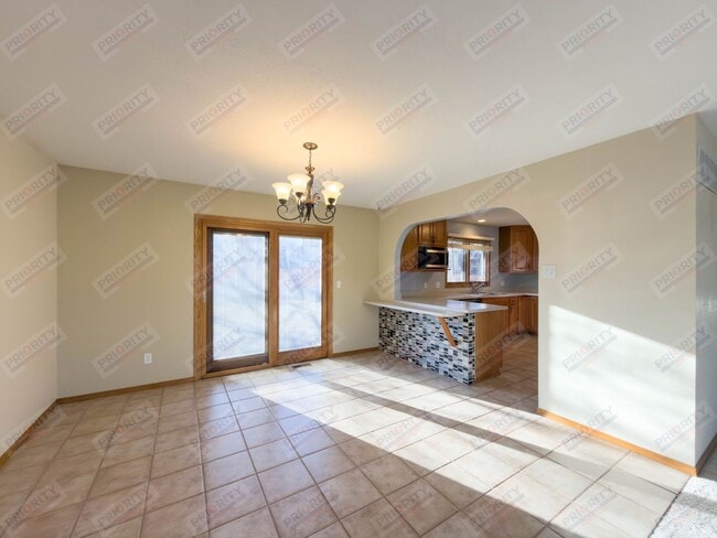 Building Photo - 3 bedroom, 2.5 bath Single-Family Home