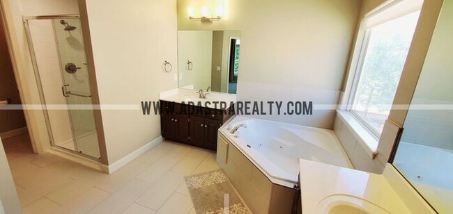 Building Photo - Gorgeous Updated Home in Blue Valley, South Overland Park-Available NOW!!