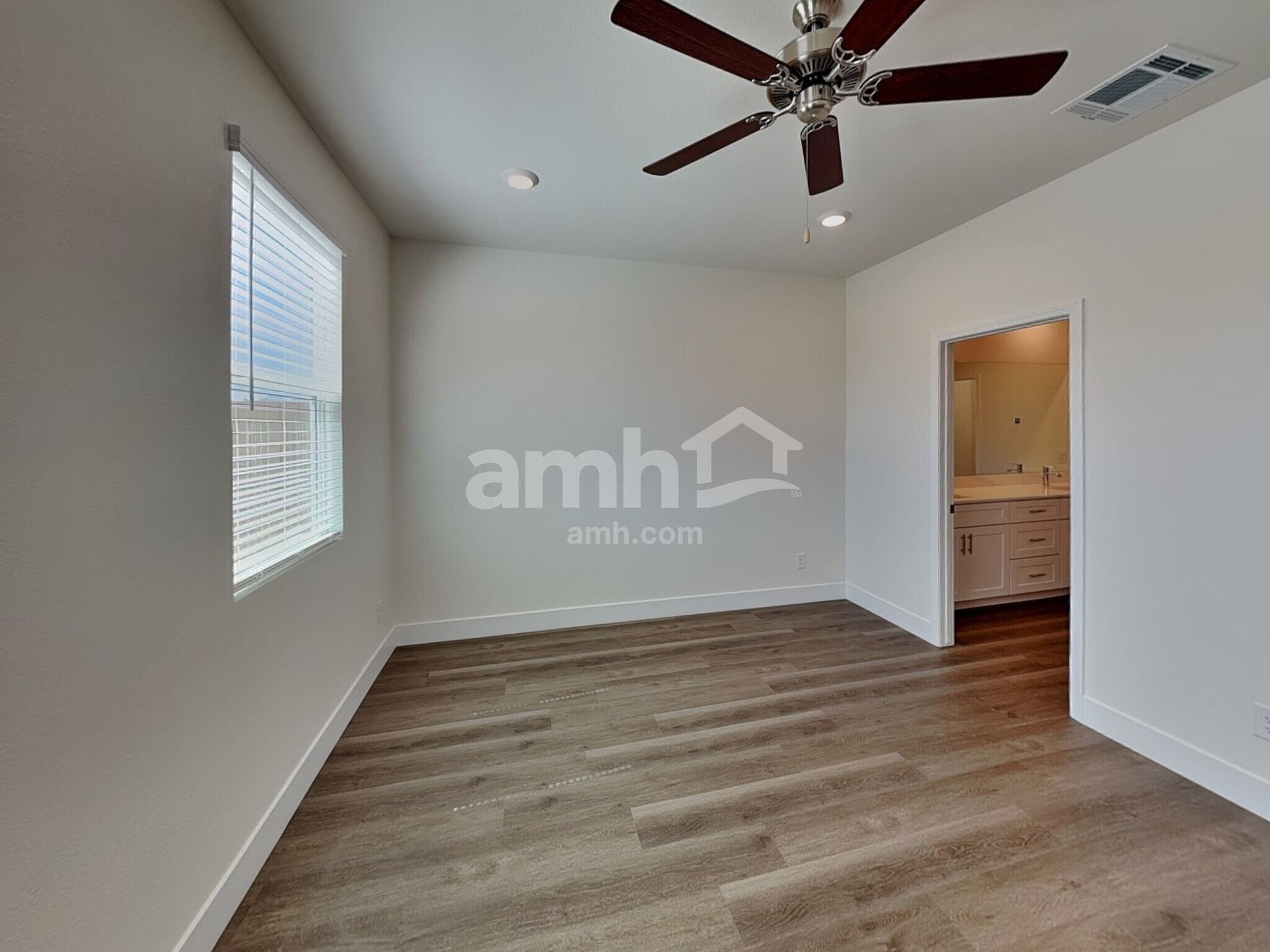 Building Photo - 870 English Primrose St