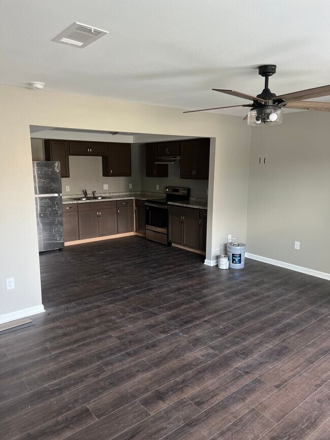 Building Photo - Newly Renovated 3 Bedroom 1.5 Bath