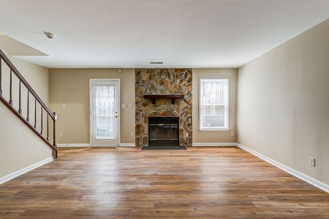 Building Photo - SW, Large Townhome, Wood/Vinyl Flooring, F...