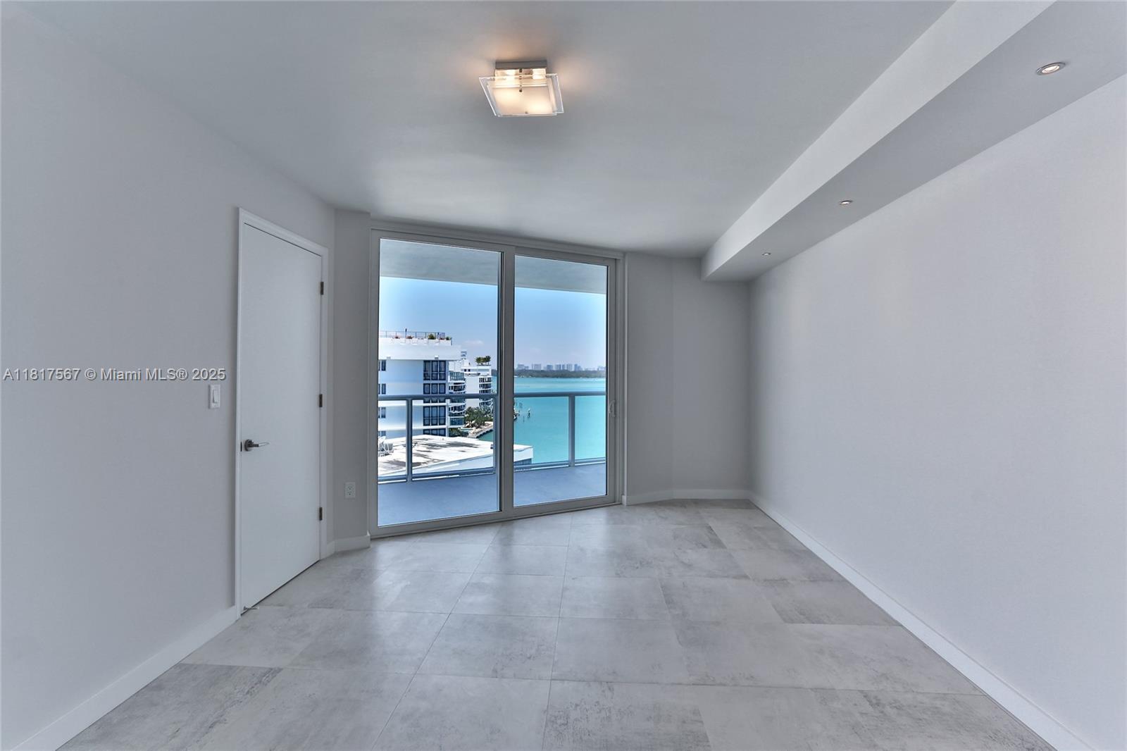 Building Photo - 9821 E Bay Harbor Dr