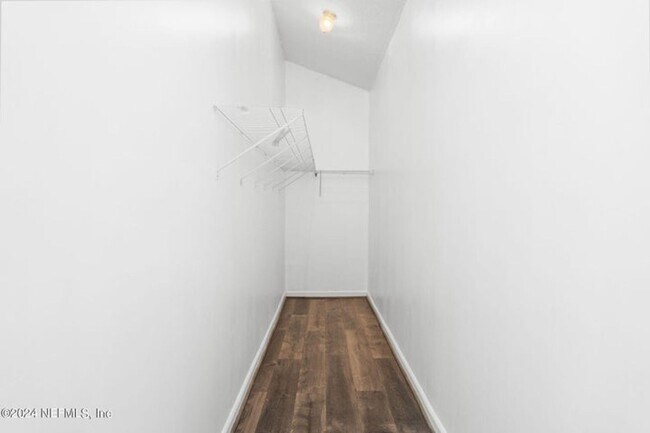 Building Photo - Fully Furnished Home