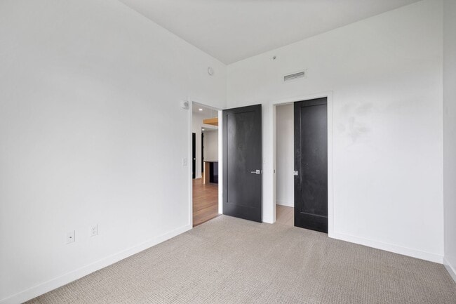 Building Photo - Luxurious 1 bedroom in Capital Hill!