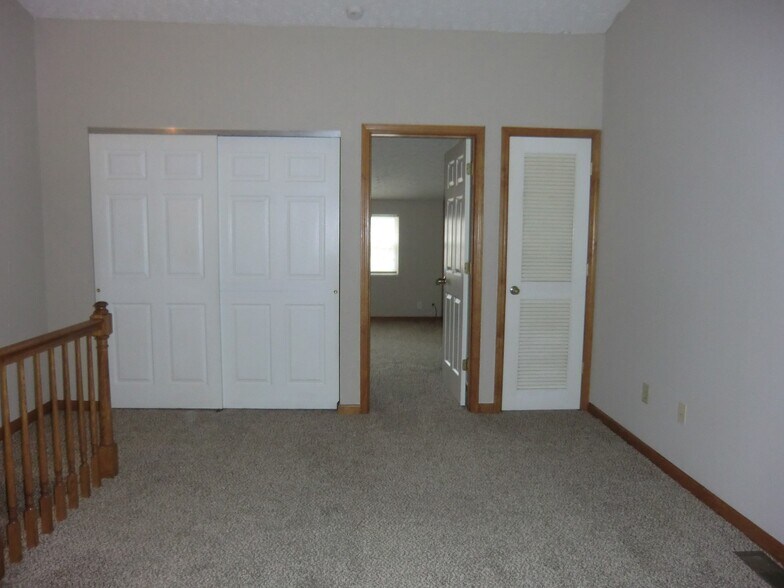 Building Photo - 704 Village Dr