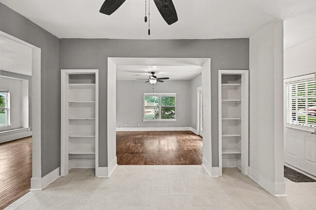 Building Photo - "Charming 3-Bedroom Sanctuary with 2 Full Baths in San Antonio located close to Alamo Heights and...