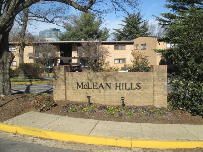 Building Photo - Two Bedroom, Two Bath Condo Located Near T...