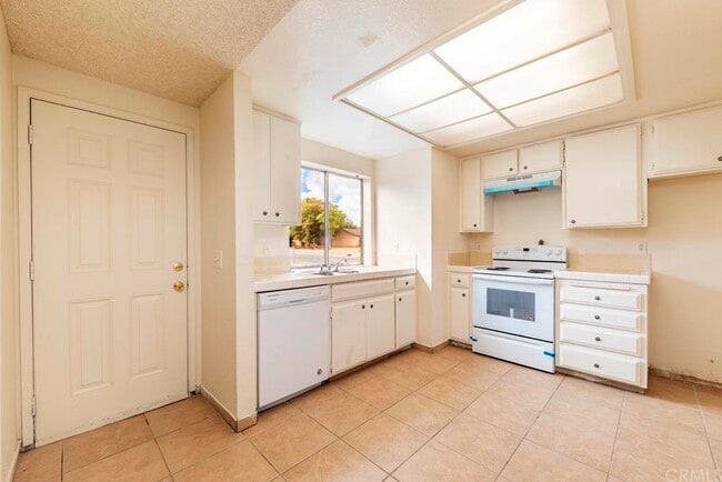 Building Photo - 55889 Santa Fe Trl