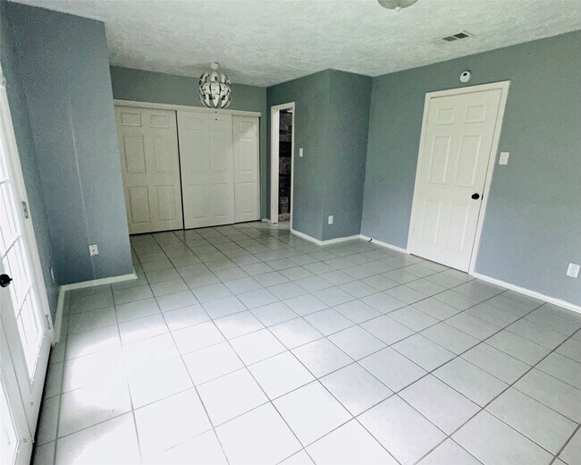 Building Photo - 2115 Barrington Pl Dr