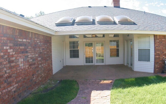 Building Photo - 4 Bed Home, 3 Car Garage! Zia School Distr...