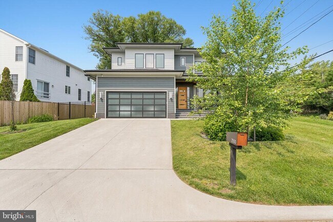 Primary Photo - 2500 Fowler St