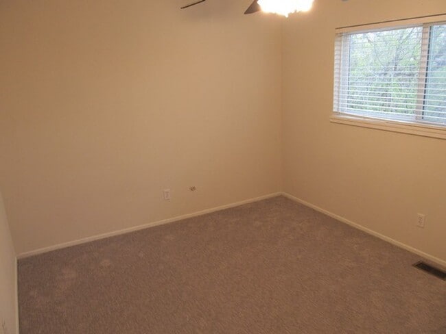 Building Photo - Great Holladay Townhome