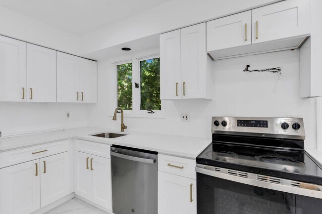Building Photo - 2556 Woodland Rd