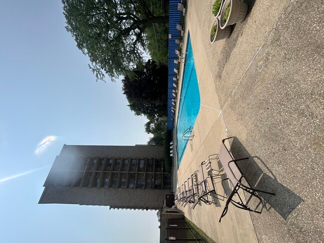 Building Photo - 6833 N Kedzie Ave