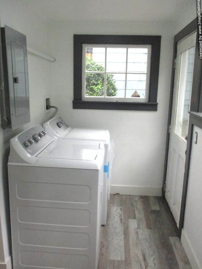 Building Photo - North Tacoma Home with Old World Charm