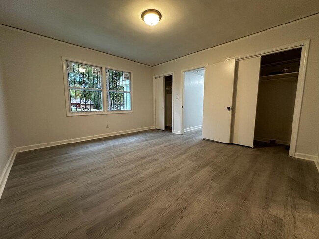 Building Photo - Spacious 5 Bed / 2 Bath home