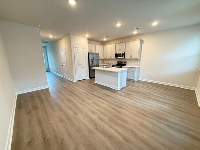 Building Photo - 3 Bedroom 2.5 Bathroom Townhouse in Windward Village - Summerville