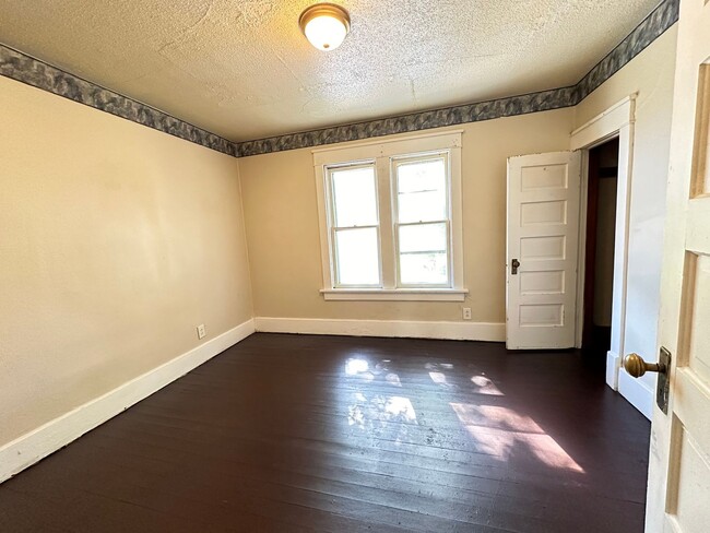 Building Photo - Large 2 bedroom house $750