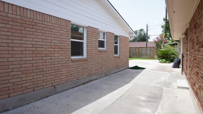 Building Photo - 902 Hidden Valley Dr