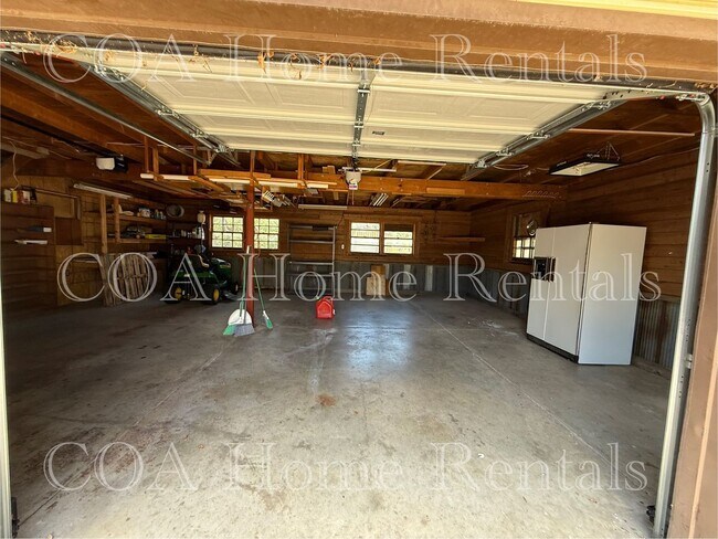 Building Photo - 1109 N Custer St