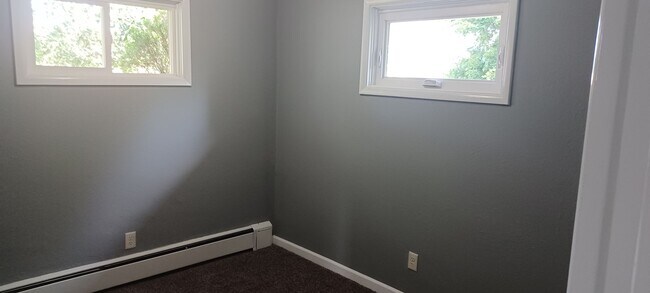 Building Photo - Lovely brick ranch in Millersburg!