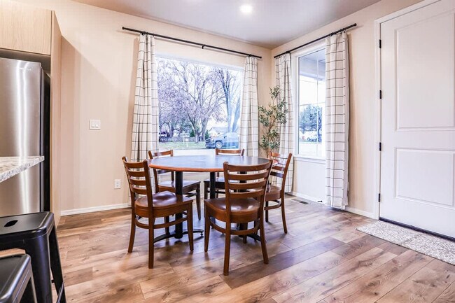 Building Photo - 717 E Elgin St