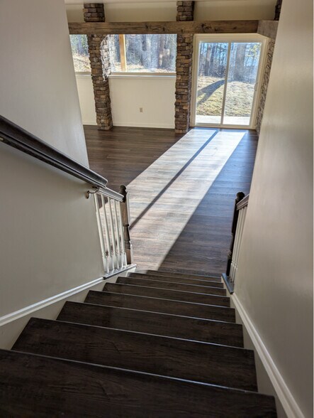 Building Photo - 515 Lakeview Dr