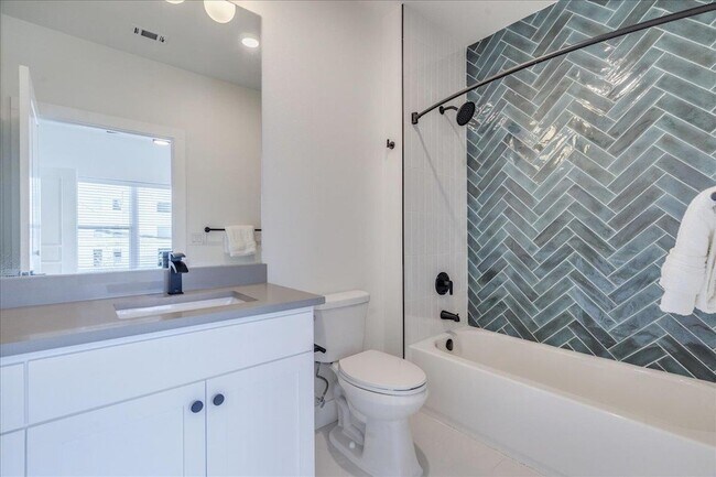 Building Photo - 3000 Duval St