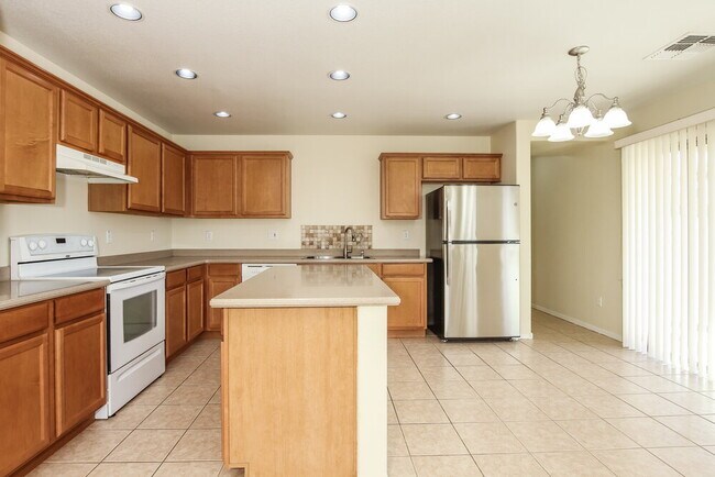 Building Photo - 1360 E Clifton Ave