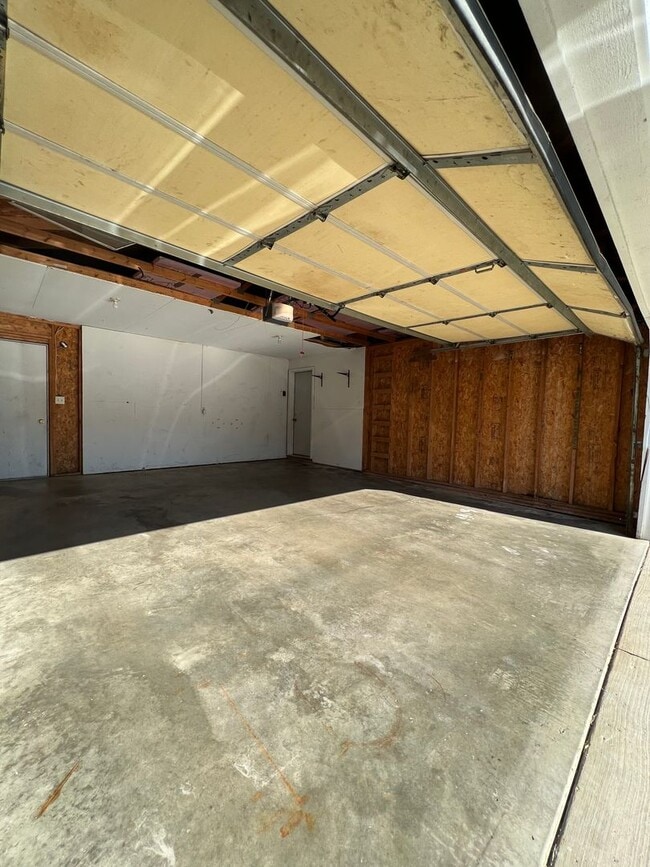 Building Photo - NE House for Rent 4 bedroom 2 full bathroom fenced in yard 2 Car attached garage.