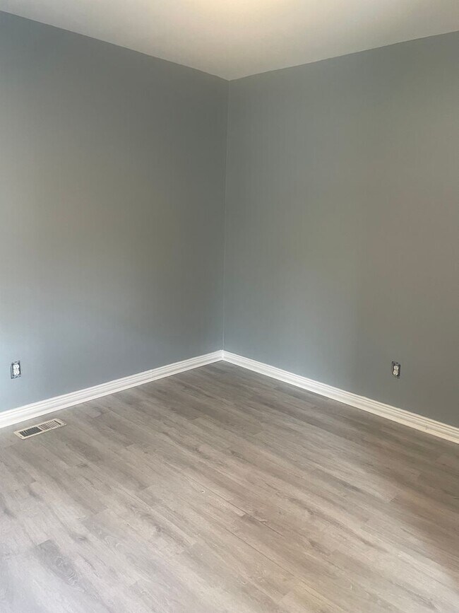 Building Photo - Knoxville 37920 - 3 bedroom, 1 bath home - Contact Lisa Vineyard & Shannon Russell (865)216-9334