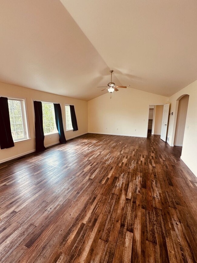 Building Photo - Beautiful mountain views! 3 bed 2 bath 2 c...