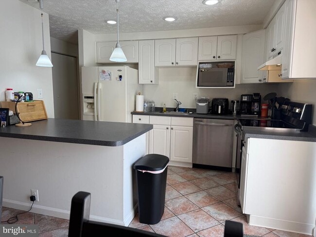 Building Photo - 8291 Raindrop Way