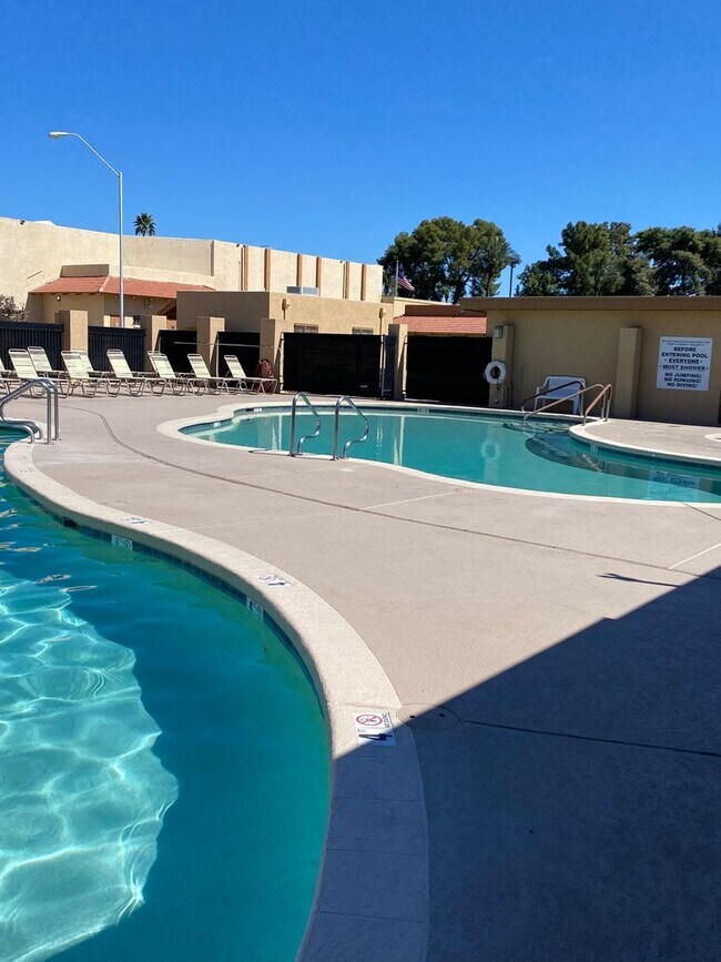 Building Photo - Beautifully Updated  2 Bed - 2 Bath Home in 55 Plus Community in Sunland Village - Mesa, AZ