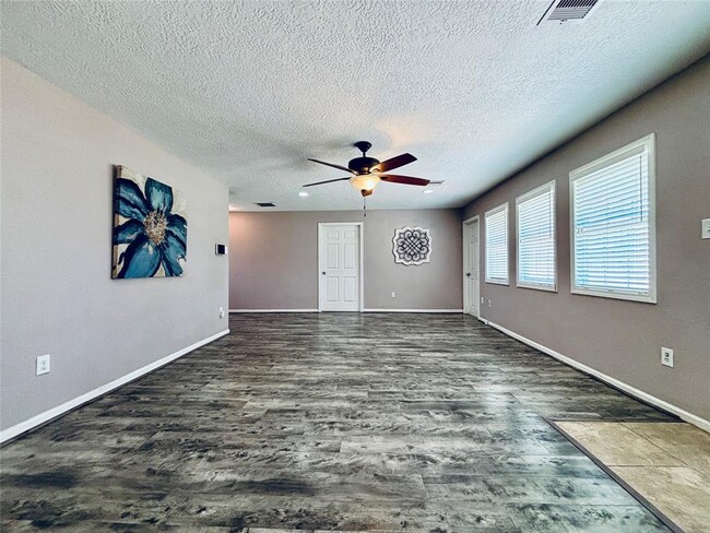 Building Photo - 2413 Kingsdale Dr