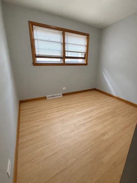 bedroom - 8113 S Exchange Ave