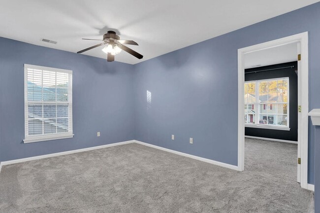 Building Photo - 3 bedroom 2 1/2 bath with loft