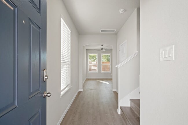 Building Photo - 831 Red Oakland Dr