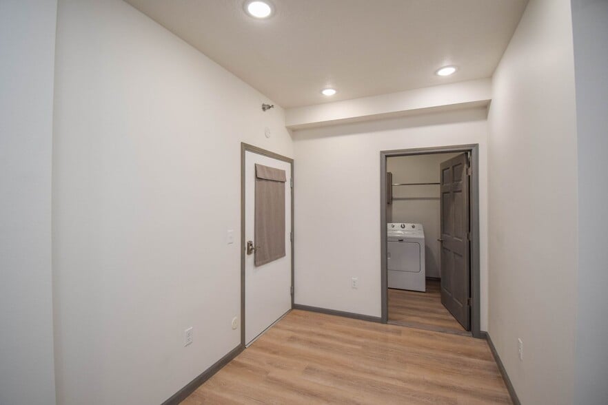 Building Photo - 7446 S Louise Ave