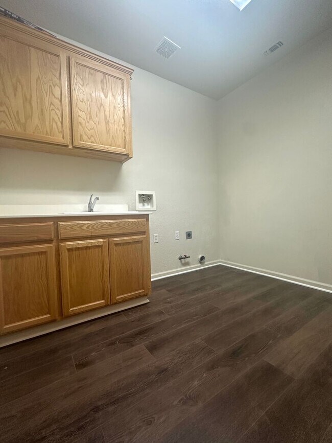 Building Photo - Reduced Price! Spacious 5 Bed, 3 Bath home...